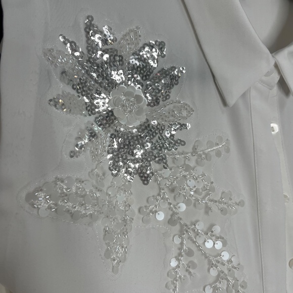 OntWealth White Sleeveless Button-Down Blouse with Sequin Floral Embellishments - Picture 3 of 7